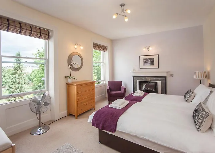 Stunning Spacious Central Apartment Near Parade Gardens