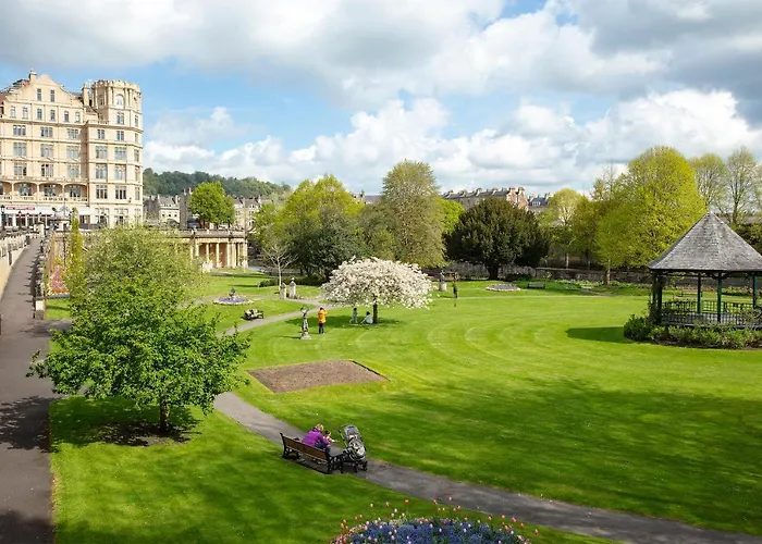 Stunning Spacious Central Apartment Near Parade Gardens