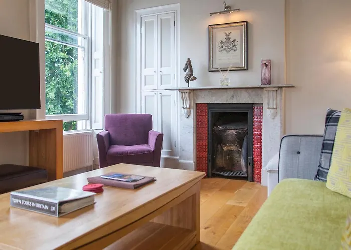 Stunning Spacious Central Apartment Near Parade Gardens